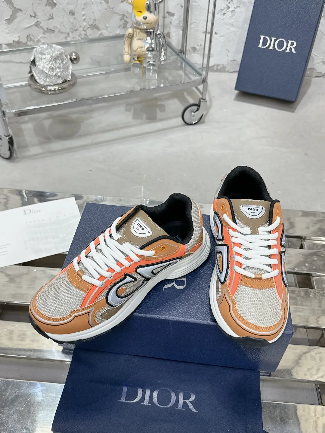 Men's men's shoes 💰600❤️❤️❤️High version Dior Dior's latest color matching B30 series reflective dad sneakers original 17380💰 purchased for development and production Brand new B30 sneakers Dad Shoes style shoes that follow the trend of the retro market The Dior logo on the tongue also indicates that this pair of shoes is the B30 model! B30 uses fine-textured leather and mesh cloth materials to form a shoe body. There are conspicuous letters CD on both sides of the shoe body to indicate identity. Many lines on the shoe body outline details to make the shoes look less monotonous and full of retro flavor. The delivery counter is exquisitely packaged🛍📦 ▪️Fabric: Original customized technical fabric + mesh ▪️Inner lining: Customized breathable lining ▪️Outsole: Original molded IP foam + TPU outsole ▪️Sole thickness: 3.5CM ▪️Size: Women’s size 35-40 / Men’s size 39-46